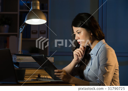 asian woman use digital tablet working late asian woman use digital tablet working late 31790725