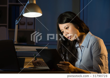 asian business woman use digital tablet working asian business woman use digital tablet working 31790728