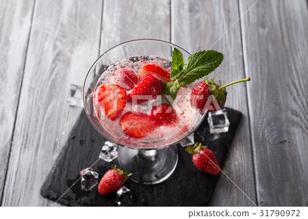 Strawberry margarita cocktail 31790972