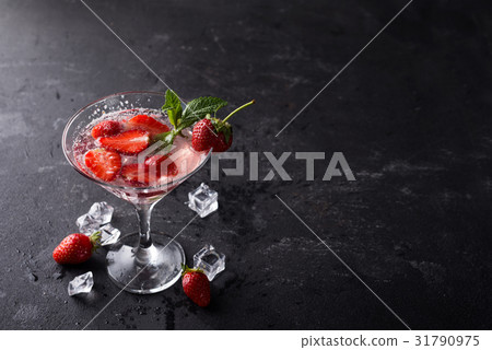 Strawberry margarita cocktail 31790975