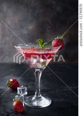 Strawberry martini cocktail 31790976