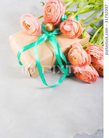 Pink ranunculus flowers and gift box Pink ranunculus flowers and gift box 31792097