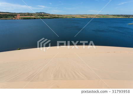 white sand dune desert in Mui Ne, Vietnam 31793958