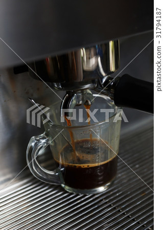coffee making process from coffee machine 31794187