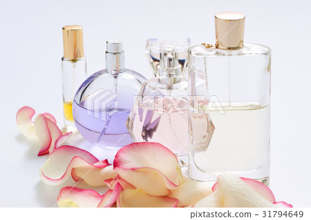 Perfume bottles with flower petals on light Perfume bottles with flower petals on light 31794649