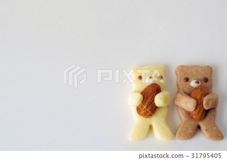 Almond hold bear cookie Almond hold bear cookie 31795405