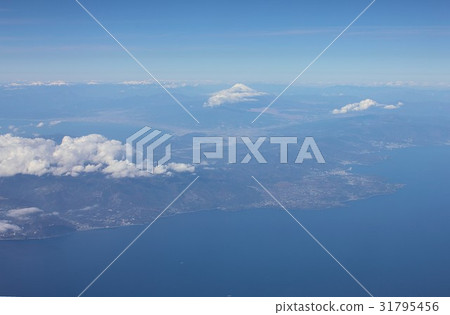 從靜岡縣伊豆半島，相模灣，駿河灣和遙遠的富士山俯瞰太平洋，南阿爾卑斯山脈 31795456