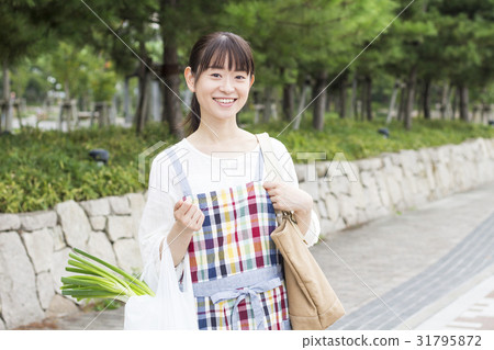 Super shopping home return housewife 31795872