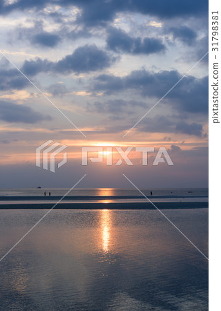 Seascape sunset background 31798381