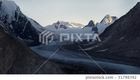 Sunset at Drang-Drung Glacier with maximum length 31798392