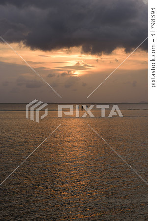 Seascape sunset with strom cloud background 31798393