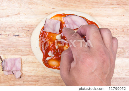 Putting Ham on pizza crust Putting Ham on pizza crust 31799052