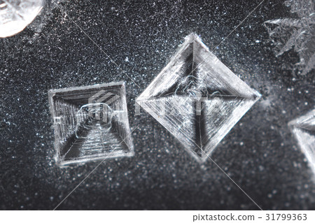 水晶 - 鹽的顯微照片(氯化鈉) 水晶 - 鹽的顯微照片(氯化鈉) 31799363