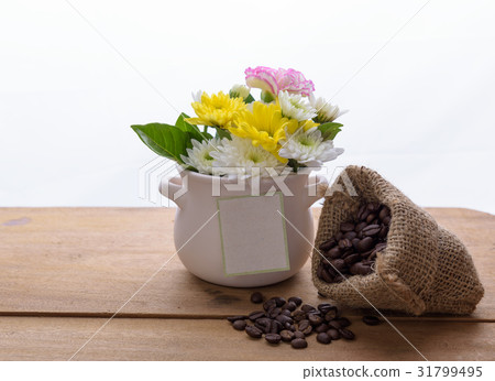 Coffee,flower pot and note paper on wood board  31799495