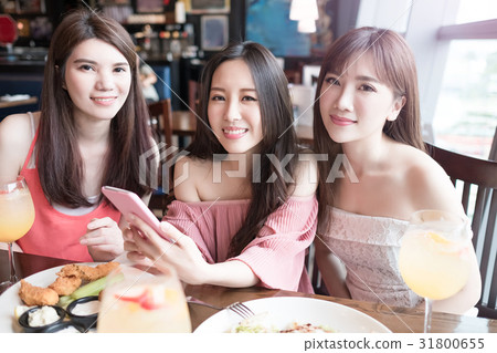 woman dine in restaurant 31800655