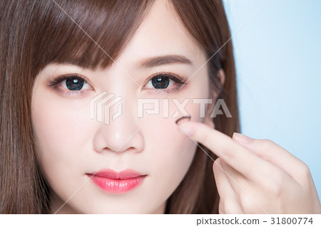 woman take contact lenses 31800774
