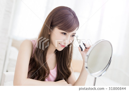 woman take clip eyelashes woman take clip eyelashes 31800844