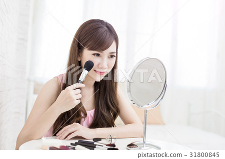 woman take makeup brush 31800845