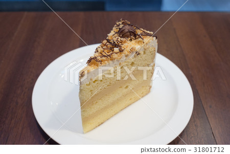 coffee cake on ceramic plate coffee cake on ceramic plate 31801712
