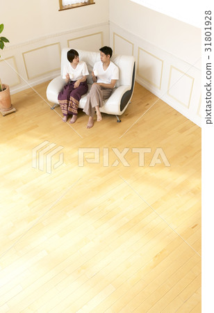 放鬆地佩帶的夫婦的鳥瞰圖 放鬆地佩帶的夫婦的鳥瞰圖 31801928