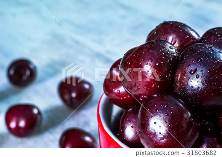 ripe cherry fruits in old style enamel iron jar, ripe cherry fruits in old style enamel iron jar, 31803682