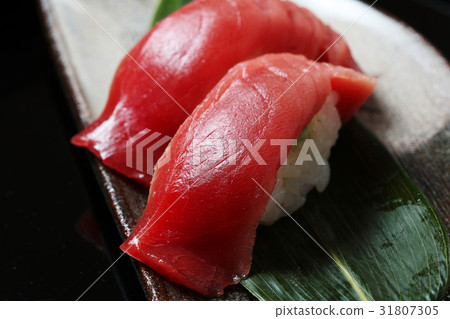 Tuna sushi sushi 31807305