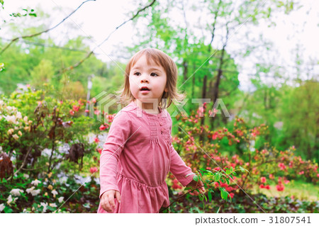 Happy toddler girl playing outside 31807541