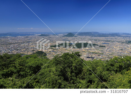 Sanuki (Marugame) plain seen from Mt. Ozama. The center back is Sanuki Fuji. 31810707