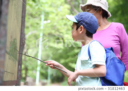 Hiking family 31812463