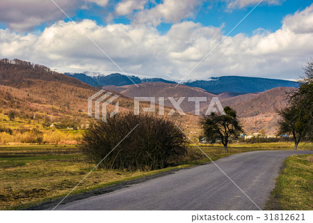 countryside road through valley to village 31812621