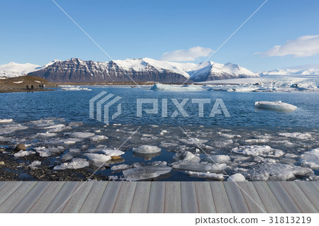 Jakulsarlon winter lagoon with mountain  31813219