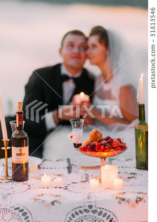 The close-up view of the picnic set decorated with 31813546