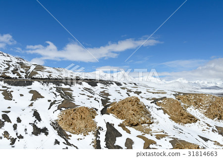 Beautiful landscape and road to Tanglang la pass 31814663