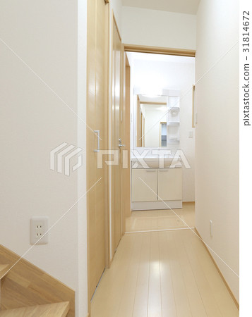 從新建房屋的入口大廳到洗手間 31814672
