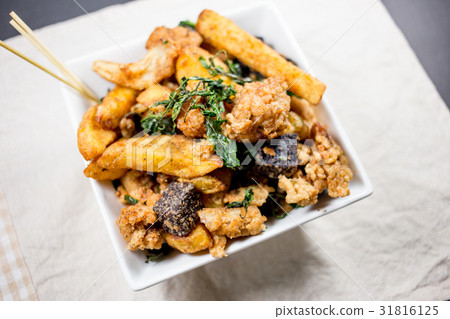 台灣夜市小吃鹹酥雞Taiwanese deep fried popcorn chicken. 31816125