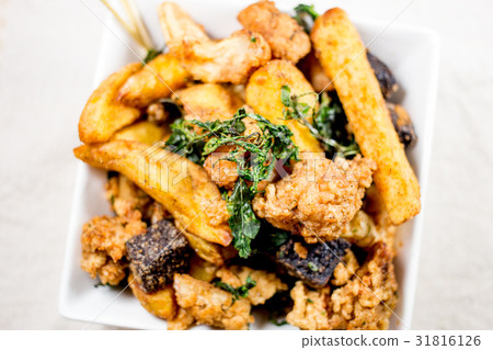 台灣夜市小吃鹹酥雞Taiwanese deep fried popcorn chicken. 31816126