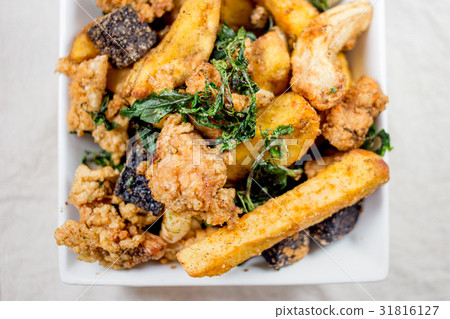 台灣夜市小吃鹹酥雞Taiwanese deep fried popcorn chicken. 31816127