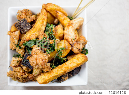 台灣夜市小吃鹹酥雞Taiwanese deep fried popcorn chicken. 31816128