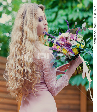Bride holding the wedding bouquet 31816345