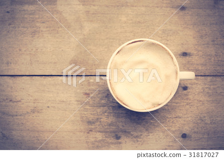 Cup of coffee on grunge wood  in vintage style 31817027
