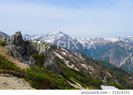Mountain ranges of early summer Northern Alps spearhead and back ginza 31819101