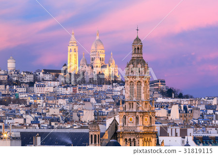 Sacre-Coeur Basilica at sunset in Paris, France 31819115