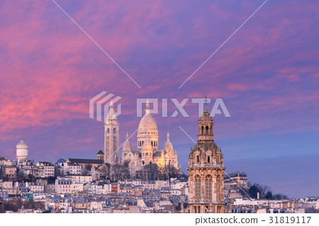 Sacre-Coeur Basilica at sunset in Paris, France Sacre-Coeur Basilica at sunset in Paris, France 31819117