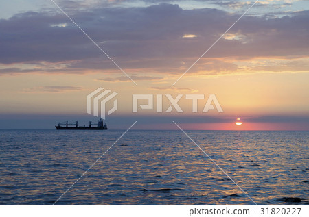 Silhouette of the ship over the sunrise 31820227