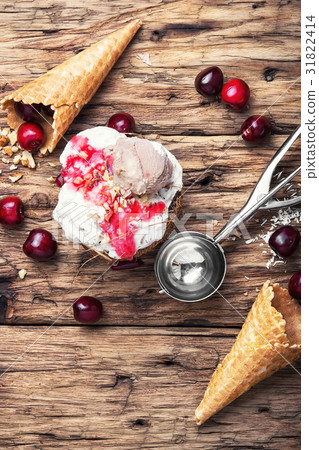 Ice cream with coconut flavor 31822414