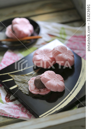 During the cherry blossoms During the cherry blossoms 31823691