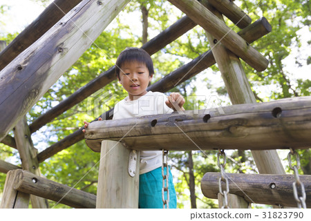 使用用操場設備的男孩在公園暑假 31823790