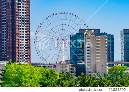 摩天輪和建築群 摩天輪和建築群 31823795