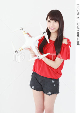 一位年輕的女士與無人機女孩無人機 31824025