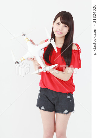 一位年輕的女士與無人機女孩無人機 31824026
